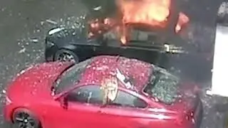 На Фрунзенской набережной в центре Москвы горит жилой дом.