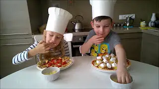 SUPER PIZZA CHALLENGE with chips, bananas, sneakers, marshmallow and jelly bears!