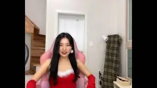 very beauty K streamer bare feet