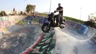 По скейт парку на мопеде As a skate park on a moped