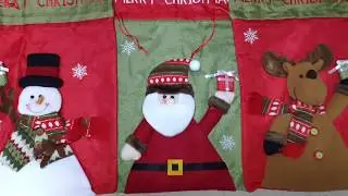 Новогодние мешочки 33х55 сантиметров с мягкой игрушкой на лицевой стороне.