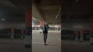 Кроссдрессер гуляет в мини