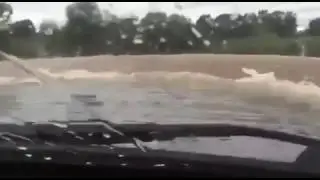 Как ездят по затопленным дорогам