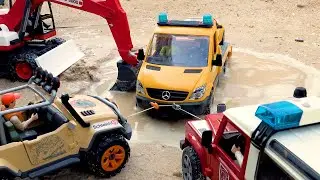 Su altında mahsur kalan kurtarma aracı ekskavatör tarafından kurtarıldı