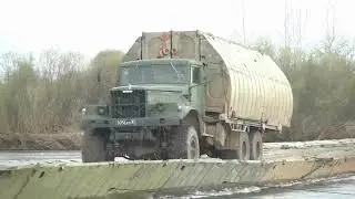 Военные навели понтонный мост для сельчан в Бурятии