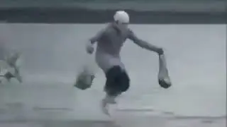 бабка танцует с пакетами