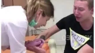 Просто боится уколов. Русский сыкун.