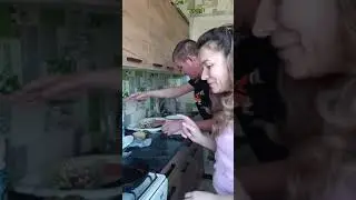 ИРИШКА ЧИКИ ПИКИ И БЕЗУМНЫЙ ПАША ГОТОВИТ ОБЕД ТОЛЧЕНКА С ПОДЛИВОЙ!!!!