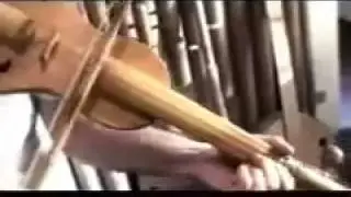 A arte de criar instrumento musical com sucata.
