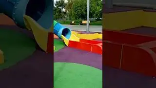 Горка пожиратель в развлекательном парке. 