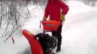 Девочка и снегоуборщик !!!