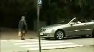Бабка бьет по мерседесу срабатывает подушка