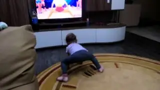 Малышка танцует твэрк
