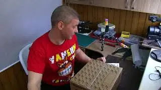 Виталий Киреев дигустирует колбасу  с благородной плесенью.