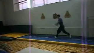 Сальто вперед на акробатической дорожке