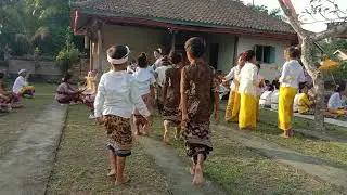 TARI REJANG DEWA PIODALAN DI PURA DALEM
