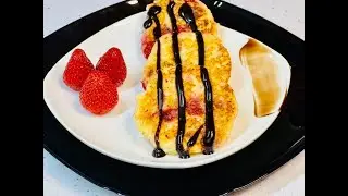 Летний вариант сырников с клубникой