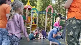Нужно ли проводить ребенка за руку в игре через трудное место?