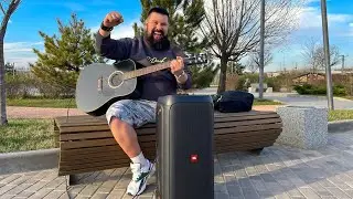 Уличный музыкант поёт 