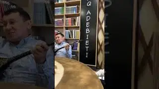 "Ер Едіге" жыр мектебінің жыршысы Қазбек ұстазы, жырау Әділбек Саринге жаңа домбырасын  көрсету сәті