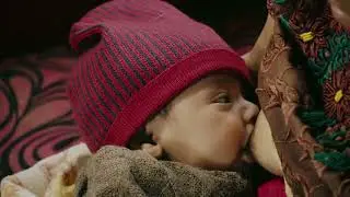 Amamantando a dos hijos de diferente edad Q'eqchi