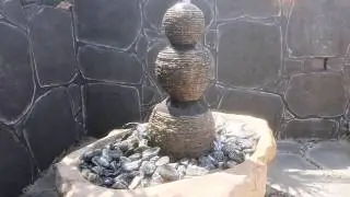מזרקה הבנויה משלושה כדורי שיש גדולים