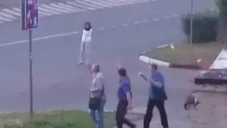 Пьяная баба чудит, пристает к мужикам