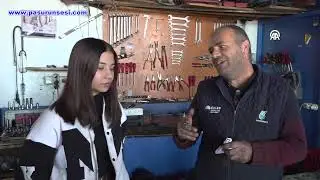 Baba kız sırt sırta verip oto tamirciliği yapıyor