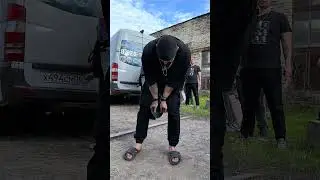 ОПЯТЬ ОН СВОИ ЛОПАТЫ ЛОМАЕТ