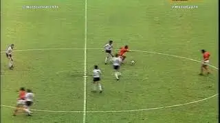 Johan Neeskens skills and composure at 