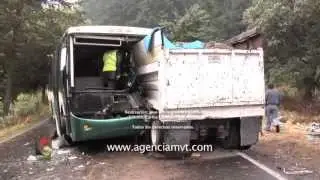 Chocan de frente un autobús de pasajeros y un camión de carga