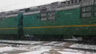 Перевыпуск. ВЛ80С-1674 в голове зернового поезда следует через Раздельную-1. Перевыпуск видео