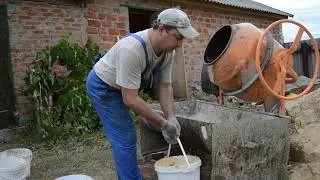 Начал заливать пол в гараже.
