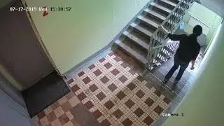 Закладчицы в подъезде