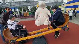 Анзор и Вадим качаются на качелях