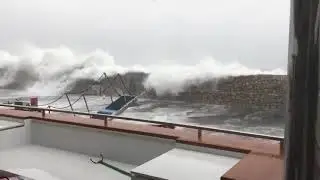 Impressionante mareggiata a Sanremo . Le onde superano il molo del porto