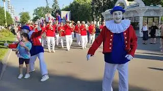 Лето, ВДНХ, цирковое шествие с оркестром 🤡🎺🥁