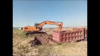 #excevator#zx#loading the soil#into howo dumpers#skills#operator#smart#working#viral#machine .