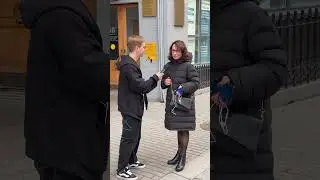 Боится признаться, что слушает Пугачеву