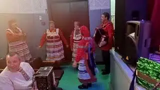 Ансамбль,, Суморяночка,, пляшут Страдания.