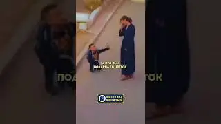 Мама завязала сыну шнурок 