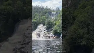L’impressionnante chute du lac glaciaire