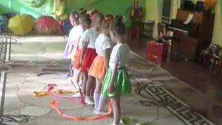 Танец девочек с лентами