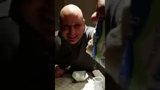Maître KIWI donne une leçon de démoulage à sa fille...