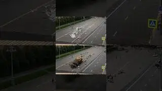 Бульдозер на Васильевском спуске громит самокаты (blueprint)