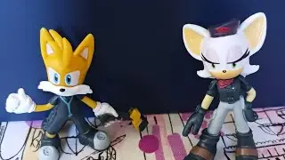 Sonic Prime Tails 9 and Rebel Rouge minifigures