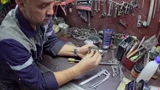EMU-200 lathe. Installing the cross feed screw on the bearings.