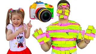 Ева показывает фокусы с волшебными фотографиями