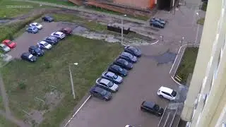 Неуправляемая машина во дворе дома