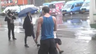 Топтыгин и луна. Уличный дэнсер) Москва, наши дни.